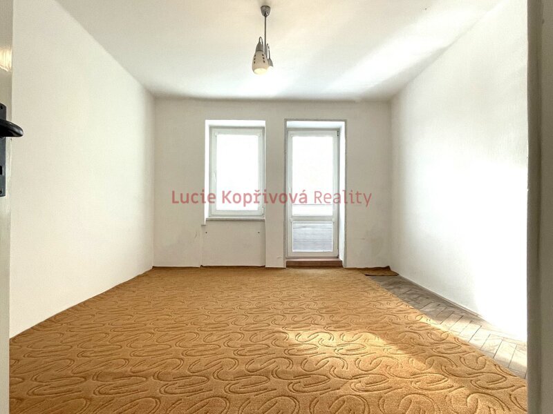 Prodej, byt 3+1, Dubňany, před rekonstrukcí, s balkonem a dvěma sklepy, CP: 70 m2